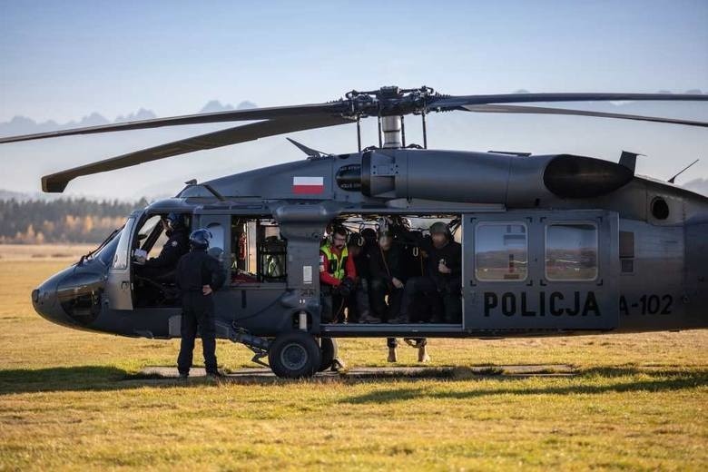 Szybki desant, poszukiwanie zaginionych, czyli policyjne Black Hawki w akcji [ZDJĘCIA]