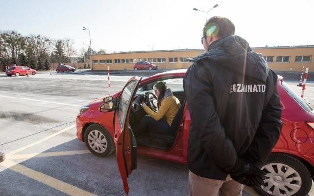 Zmiany w egzaminie na prawo jazdy mają wejść w życie od 1 lipa 2019 roku. Ministerstwo Infrastruktury przedstawiło własne propozycje. Nowe zasady będą dotyczyć wszystkich - zdających i egzaminujących. Sprawdź, co i kiedy może już wkrótce ulec zmianom.SZCZEGÓŁY NA KOLEJNYCH STRONACH >>>>>Zobacz także: Co o. Rydzyk buduje w Porcie Drzewnym w Toruniu? Przegląd inwestycji toruńskiego redemptorysty