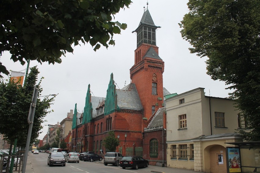 Na sąsiednim zdjęciu widzieliśmy toruńską pocztę, przed...