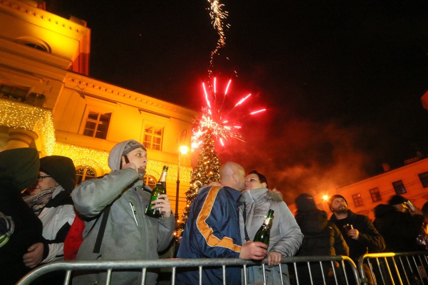 Sylwester w Lublinie. Tak mieszkańcy przywitali 2019 rok. Zobacz zdjęcia i wideo