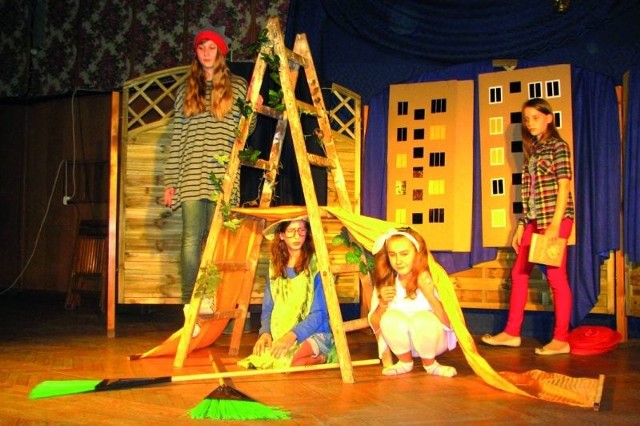 Młodzi bielscy aktorzy zaprezentowali fragmenty kilku swoich najnowszych spektakli. Na zdjęciu grupa gimnazjalna w Bojaźliwym strachu.