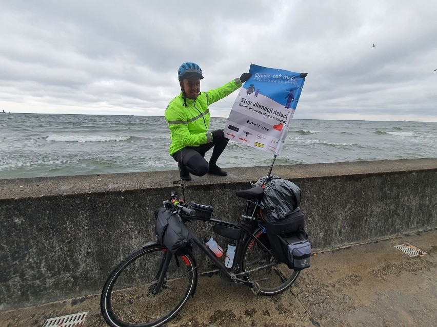 Pojechał na rowerze do Gdyni, by zwrócić uwagę na przestrzeganie praw ojców 