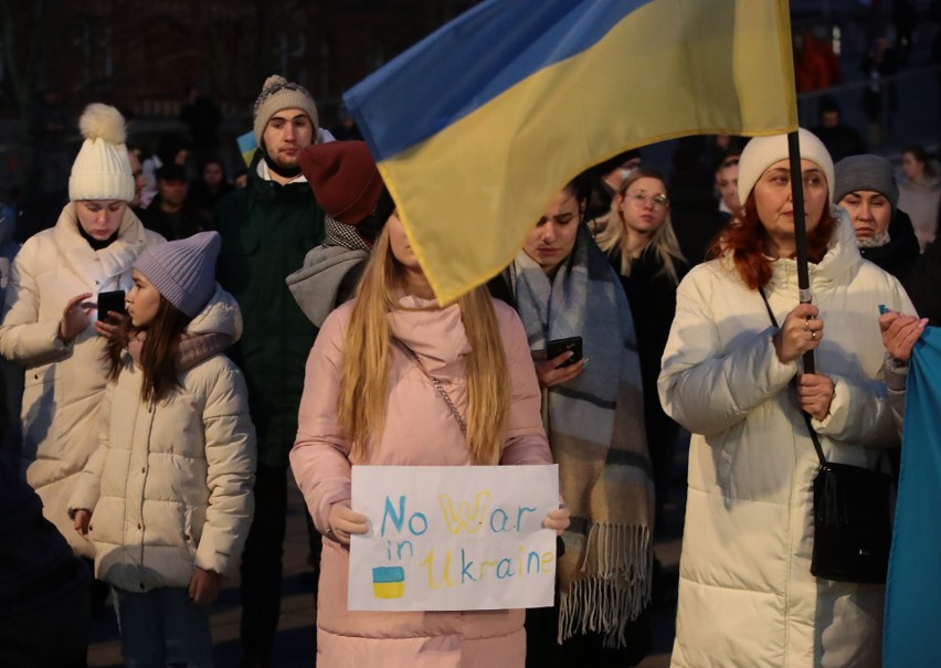 Szczecin solidarny z Ukrainą. Antywojenna manifestacja na placu Solidarności