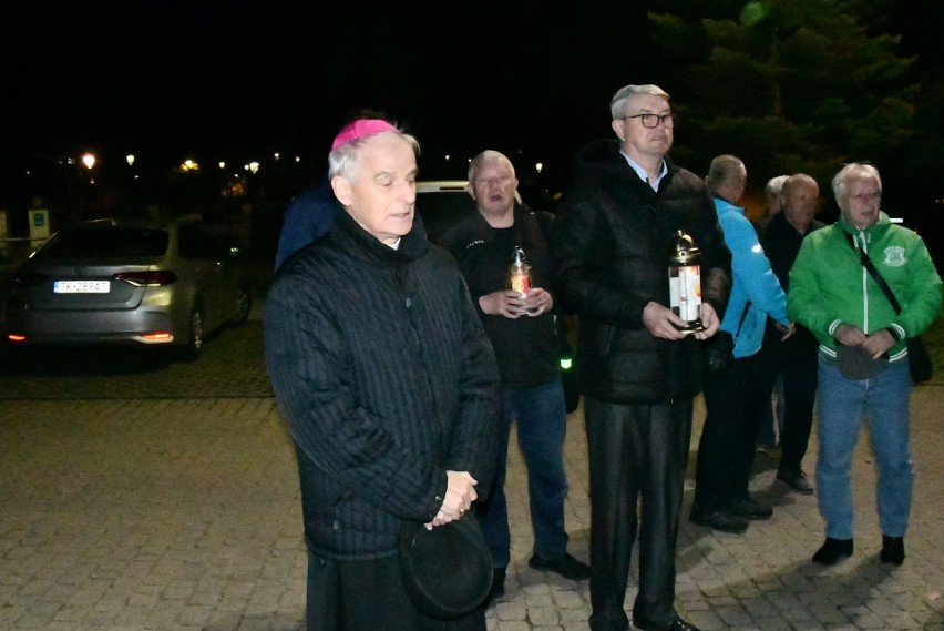 Biskup Marian Florczyk w kościele Świętej Trójcy odprawił mszę świętą za zmarłych piłkarzy, trenerów, działaczy, kibiców Korony Kielce