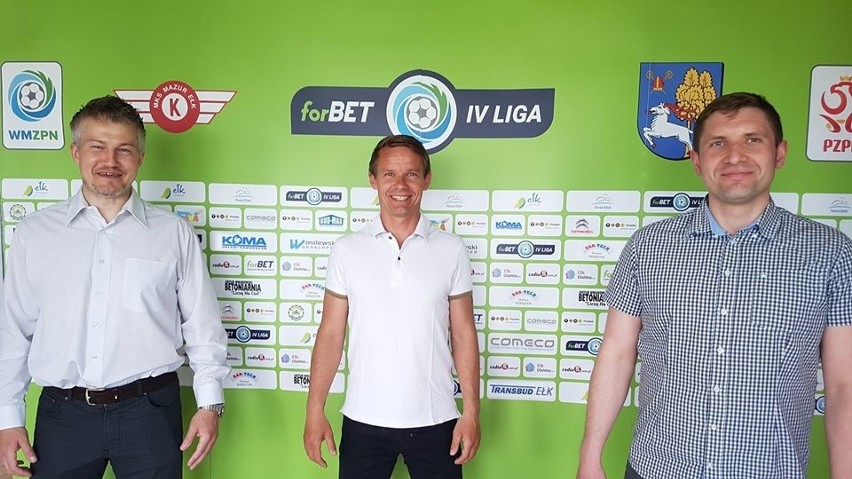 Paweł Sobolewski (w środku) został trenerem Mazura Ełk.