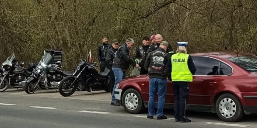 Ostrołęccy policjanci wspólnie z funkcjonariuszami Zakładu Karnego w Przytułach Starych patrolowali ulicę na motocyklach