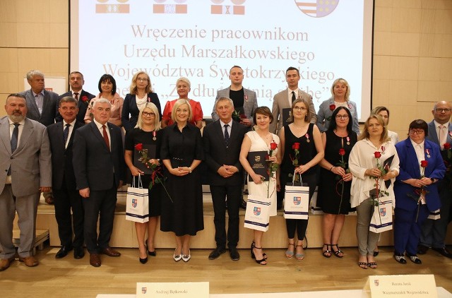 Odznaczenia, przyznane na wniosek wojewody przez Prezydenta RP, otrzymało kilkunastu pracowników Urzędu Marszałkowskiego Województwa Świętokrzyskiego.