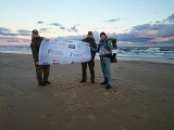 Rafał Dadej maszeruje brzegiem Bałtyku. W niedzielę odwiedzi prezydencką plażę w Juracie