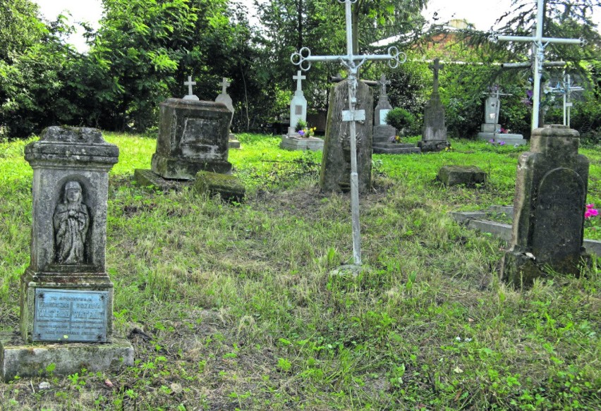 Fragment cmentarza rzymskokatolickiego w Rychcicach.