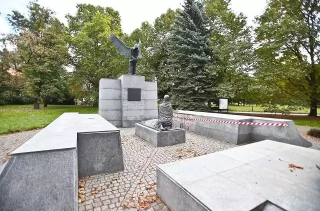 Uszkodzony pomnik ofiar zbrodni katyńskiej we Wrocławiu czeka gruntowny remont.