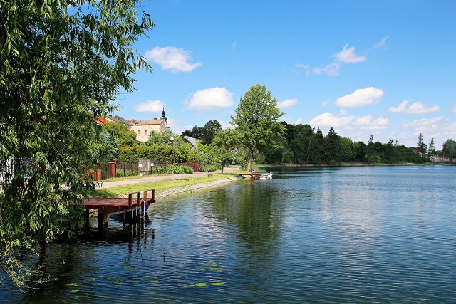20 jezior i rzeka Obra to bogactwo gminy Pszczew. Wykorzystuje więc ona swoje położenie i tworzy świetne warunki do zamieszkania oraz rozwoju turystyki