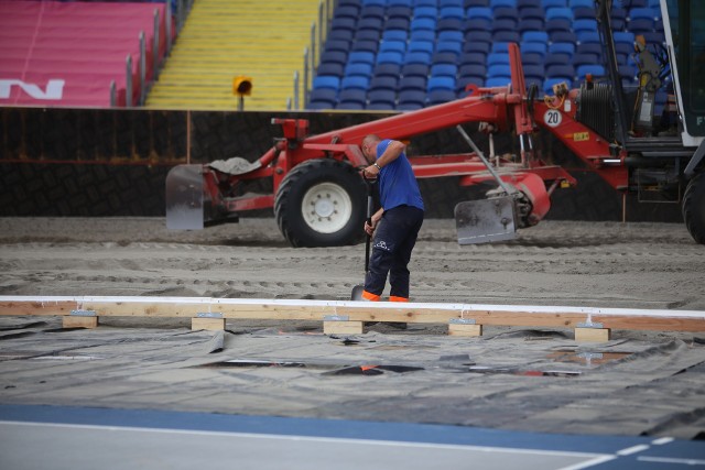 Od kilku dni na stadionie trwa budowa toru, który ma 370 metrów długości, 11 metrów szerokości na prostej i do 18 metrów na wirażach