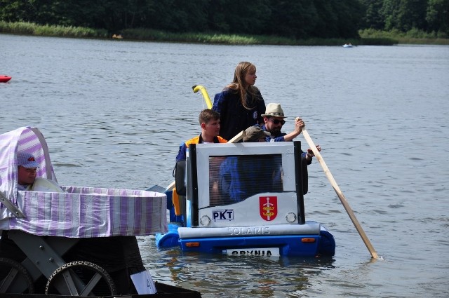 Drużyna z Gdyni jezioro Tuchom przemierzyła pływającym trolejbusem