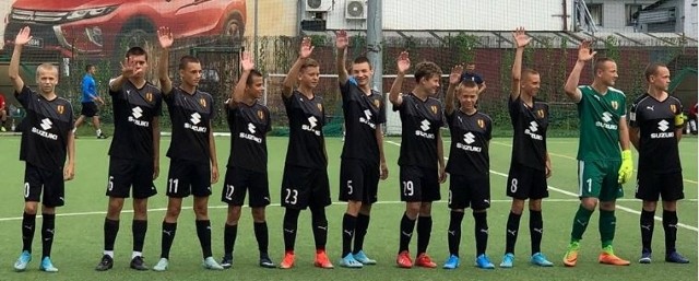 Piłkarze Korony Kielce do 15 lat wygrali kolejny mecz i umocnili się na drugim miejscu w tabeli.