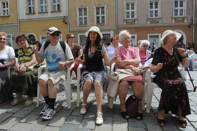 Statystyczna Opolanka jest o ponad 3 lata starsza od statystycznego Opolanina.