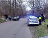 Auto dachowało na drodze w miejscowości Jędrzejowice.  Policjanci apelują: noga z gazu!