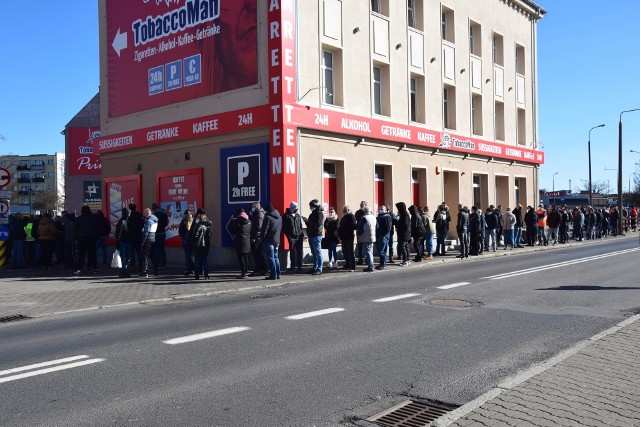 Do namiotów testowych w Słubicach i na granicy z Frankfurtem nad Odrą ustawiają się ogromne kolejki