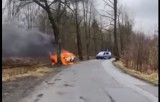 Spłonął samochód przy ulicy Krywałdzkiej w Nieborowicach. Jedna osoba poniosła śmierć na miejscu. Przyczyny wypadku nie są jeszcze znane 