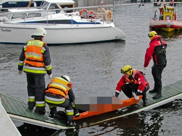 We wtorek  przed południem, mężczyzna przebywający na trenie Portu Jachtowego w Kołobrzegu, zauważył unoszące sią na powierzchni wody zwłoki.