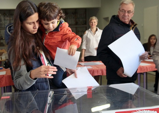 Jak podaje Państwowa Komisja Wyborcza na godz. 12 frekwencja w Grudziądzu wyniosła 15 proc. Więcej informacji na kolejnych slajdach.  