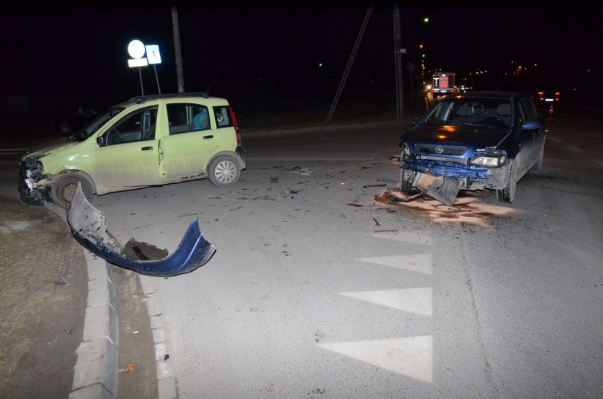 Wypadek w Wyszkowie. Zderzenie dwóch aut na skrzyżowaniu Pułtuskiej i Granicznej. 8.03.2021. Zdjęcia