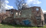 Ruiny straszą na Starym Mieście w Oświęcimiu. W tych miejscach można kręcić sceny do filmów katastroficznych czy wojennych. Zdjęcia