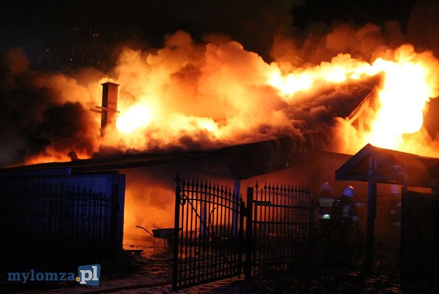 Strażacy walczyli  około siedmiu godzin z pożarem zajazdu w Kisielnicy niedaleko Łomży. Na miejscu było kilkanaście zastępów straży pożarnej.Zdjęcia udostępnione dzięki uprzejmości portalu MyLomza.pl