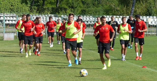 Zupełnie inna atmosfera panowała na środowym treningu Korony Kielce, który poprowadził nowy sztab szkoleniowy na czele ze Sławomirem Grzesikiem. -Jestem stąd i bardzo zależy mi na tym klubie. Mam nadzieję, że wam też - mówił na początku zajęć Sławomir Grzesik. Na treningu dominował język polski, a po angielsku krótkie wypowiedzi trenera tłumaczyli Maciej Śmiech i Michał Dutkiewicz. Na zajęciach było więcej luzu, żartów, bo teraz przede wszystkim trzeba się skupić na poprawieniu atmosfery w drużynie i pracy mentalnej z zawodnikami, bo są oni w dołku. Trening poprowadził nowy sztab szkoleniowy: trener Sławomir Grzesik, asystenci Kami Kuzera i Maciej Śmiech, Mirosław Dreszer - trener bramkarzy, Michał Dutkiewicz - trener przygotowania fizycznego. Nie było już Gruzinów, ściągniętych przez Lettieriego. Chodzi o Mikheila Sajaia i Vakhtanga Iagorashvili. Oni nie będą już pracować w Koronie, odejdą razem z włoskim szkoleniowcem. Na zajęciach nie było trzech zawodników, którzy wyjechali na zgrupowania swoich reprezentacji - Pawła Sokoła, Adnana Kovacevicia i Wato Arweladze. Było natomiast kilku piłkarzy grających w drugiej drużynie, którą do tej pory prowadził Sławomir Grzesik - między innymi Piotr Pierzchała, Bartosz Prętnik i Mateusz Sowiński. -To dla mnie nowa sytuacja, ale takla jest piłka nożna. Nie ma wyników, to czasem klub zmienia trenera, a latem czy zimą wymienia też zawodników. Mamy nowego szkoleniowca, spróbujemy jakoś wyjść z tej trudnej sytuacji. Zawsze razem wygrywamy i razem przegrywamy jako zespół. Jako zawodnicy mamy też pretensje do siebie, musimy grac lepiej. Teraz wszyscy musimy pracować nad tym, żeby polepszyć tę sytuację - mówił Michał Gardawski, obrońca Korony.    -Po raz trzeci w trudnej sytuacji objąłem zespół Korony, ale nie powiedziałbym, że jestem strażakiem - mówił po zajęciach trener Sławomir Grzesik. - Mam już doświadczenie, a jest trudny moment teraz w klubie. Z tego co wiem, trener jest cały czas poszukiwany. Ja jestem pracownikiem klubu. Znam ten zespół, bo przez rok pracowałem z Gino Lettierim. Myślę, że na ten moment to była optymalna opcja. Postaram się pomóc - dodał. - Jest ciężka sytuacja, ale w takich momentach warto się dźwignąć. Jak się przełamie, to wtedy drużyna zaczyna iść do przodu. Ja w to wierzę, bo znam tych zawodników. Jestem blisko klubu, przychodziłem na mecze, treningi. To są nietuzinkowi piłkarze, którzy wcześniej grali w dobrych klubach. Myślę, że potrzeba trochę czasu, żeby ich ze sobą poskładać, ja jestem dobrej myśli - mówił Sławomir Grzesik. To on dobrał sobie współpracowników na ten czas, kiedy będzie prowadził pierwszy zespół. - Jest dużo pracy, analizy badań, testów wydolnościowych. Myślę, że z tym nie jest najgorzej, wręcz nie mamy na co narzekać. Problem leży w sferze mentalnej, dogrania się, bo sporo nowych ludzi doszło w tym sezonie, a to na to potrzeba czasu. Jest to zespół, który może zaskoczyć i może wiele osiągnąć - powiedział trener Sławomir Grzesik. -Jeśli chodzi o mój sztab szkoleniowy, to Kamila Kuzerę znam, sam go kiedyś prowadziłem jako zawodnik. Może sporo pomóc pod względem treningów i mentalnym, podejścia do zawodników. Niedawno grał, czuje szatnię, a to jest ważne. Maciek Śmiech to młody, ambitny trener. Dużo widzi. Może nie ma dużego doświadczenia trenerskiego na poziomie seniorskim, ale pracuje w drugim zespole, pomaga w analizach meczowych, a to robi dobrze - dodał. - Musi być pozytywne, bo futbol jest pozytywny, piłka ma cieszyć, ale w konkretny sposób. Musimy zacząć lepiej grać i punktować.  Ja tu widzę dużo chęci w zespole, trzeba tylko mu dać trochę spokoju. Problem jest, ale to problem do rozwiązania, ja jestem tego pewny, że go rozwiążemy - podkreślił szkoleniowiec. Od początku tygodnia w Kielcach na badaniach przebywa reprezentant Serbii Nemanja Miletić. To 28-letni skarny obrońca, który przez trzy ostatnie sezonu występował w Partizanie Belgrad. Czy ten zawodnik dołączy do Korony?- Nie wiem, czy dołączy. Był na badaniach, ale na treningu zaczęło go coś boleć i pojechał na kolejne badania. Muszę się skontaktować ze sztabem medycznym - wyjaśnił trener Sławomir Grzesik. Dorota Kułaga