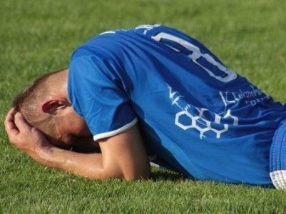 Rozpacz napastnika MKS-u Arkadiusza Półchłopka po sobotnim meczu.