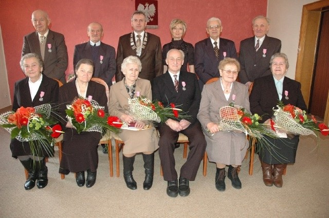 8 par z Gorzowa Śląskiego odebralo medale za dlugoletnie pozycie malzenskie.