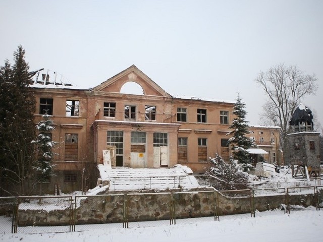 Nikt sie nie zajmuje spalonym palacem Puttkamerów. Mieszkancy regionu slupskiego urządzają sobie wycieczki, aby pooglądac ruiny. Pozar w palacu w Karzniczce wybuchl 4 listopada, po pólnocy.