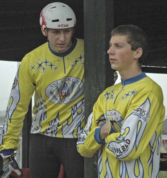 Paweł Cegielski (z lewej) w rywalizacji indywidualnej miał upadek