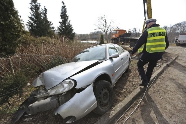 Do zdarzenia doszło w poniedziałek, 12 marca, około godz. 8.00 w miejscowości Łaz koło Zielonej Góry.Jak poinformowała rzeczniczka zielonogórskiej policji, nadkom. Małgorzata Stanisławska, kobieta kierująca fordem mondeo na zakręcie wypadła z drogi i uderzyła w słup linii energetycznej, który się złamał. Na miejsce przyjechała straż pożarna oraz pogotowie, które zabrało 27-letnią kobietę do szpitala w Zielonej Górze na szczegółowe badania. Prawdopodobnie przyczyną zdarzenia było niedostosowanie prędkości do warunków na drodze.(vp, pij)Zobacz też: KRYMINALNY CZWARTEK - 8.03.2018. Policja rozbiła gang samochodowy działający na niespotykanie wielką skalę