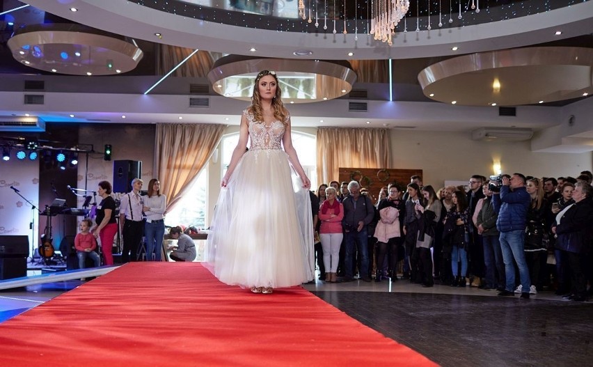 Ponad 1110 gości na Targach Ślubnych w Camelii w Lubachowach. Piękne modelki prezentowały suknie ślubne z najnowszych kolekcji (DUŻO ZDJĘĆ)