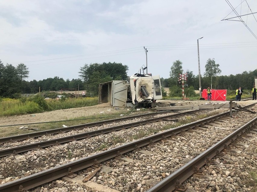 W miejscowości Przędzel pod Niskiem ciężarówka zderzyła się z pociągiem. Kierowca nie żyje, maszynista jest ranny