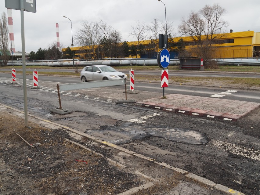 Po wypadku kierowcy skutera - na ul. Puszkina nadal pole minowe i zamknięty pas ruchu
