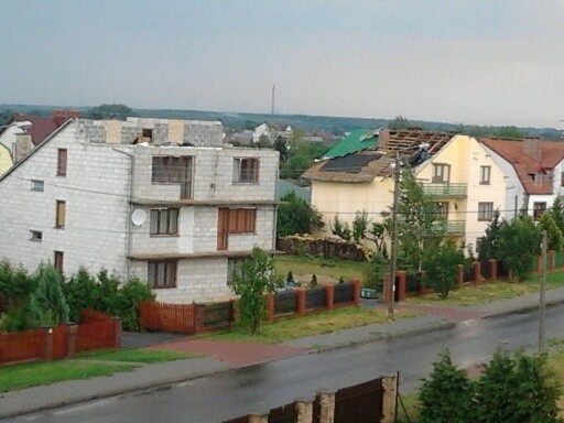 Zerwane dachy w budynkach przy ulicy Drohiczyńskiej w Siemiatyczach