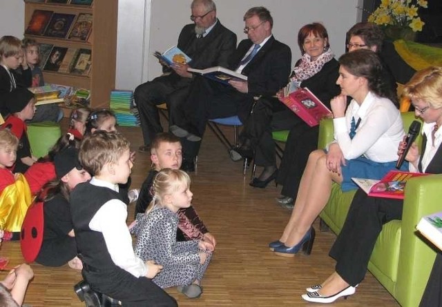 Specjalnie dla przedszkolaków z Pacanowa czytały na głos w bajkowym centrum wicewojewoda Beata Oczkowicz (z prawej) i poseł Marzena Okła-Drewnowicz.