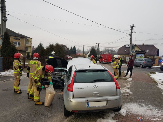 Po godzinie 7.40 w poniedziałek do wypadku doszło w Podzamczu w gminie Piekoszów. Od Micigozdu w kierunku Szczukowic jechała osobowa honda prowadzona przez 25-latka.  Jak wskazywały wstępne ustalenia policjantów, mężczyzna na łuku drogi stracił panowanie nad autem. Honda zjechała na przeciwległy pas i zderzyła się czołowo z citroenem.  Pogotowie zabrało do szpitala na badania 43-letnią kierującą z citroena.Zobaczcie na kolejnych slajdach więcej zdjęć z wypadku