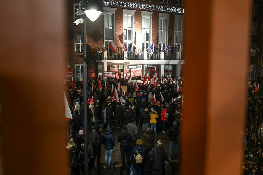 ”Protest Wolnych Polaków” przed Pomorskim Urzędem...
