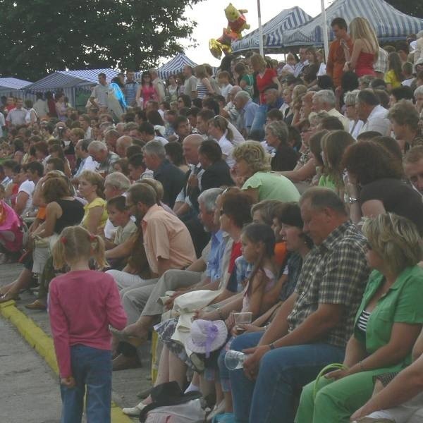 Niedzielny koncert na placu przy Zespole Szkół w Wodzisławiu przyciągnął tłumy mieszkańców.