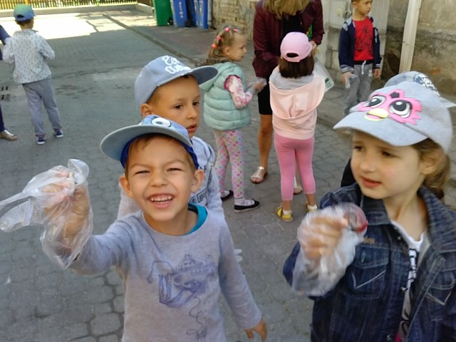 16 września pięcio- i sześciolatki z Przedszkola Samorządowego nr 41 Integracyjnego w Białymstoku wzięły udział w ogólnopolskiej akcji Sprzątanie Świata - Polska 2016 r. Dzieci zbierały śmieci w pobliżu swojego przedszkola.