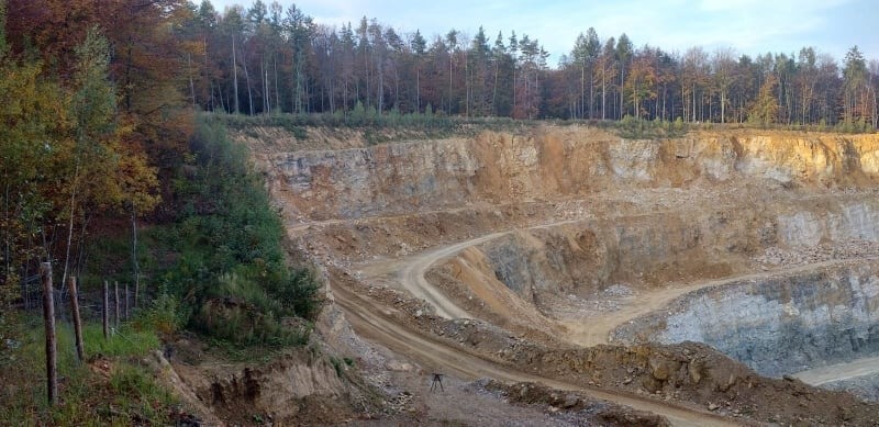 Ogromna dziura w ziemi. Tak znikają hektary lasu w Dubiu, bo francuska firma dalej wydobywa dolomit [ZDJĘCIA]