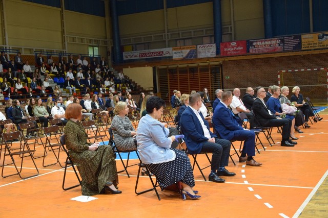 Uczniowie szkół z powiatu grójeckiego rozpoczęli we wtorek 1 września nowy rok szkolny. Pierwsze spotkania odbywały się w sanitarnym reżimie. Starostwo Powiatowe w Grójcu wraz z dyrektorami szkół i placówek oświatowych dołożyło wszelkich starań, aby placówki były w pełni przygotowane do przyjęcia uczniów, zgodnie z obowiązującymi normami i wytycznymi. - Rozpoczęcie roku szkolnego to również okazja aby przekazać nominacje na stanowiska dyrektorskie. Nominacje otrzymały: Ewa Karkowska – dyrektor Liceum Ogólnokształcącego imienia Piotra Wysockiego w Warce, Monika Mikołajczyk – Dyrektor Specjalnego Ośrodka Szkolno-Wychowawczego w Jurkach oraz Aneta Żebrowska – Dyrektor Poradni Psychologiczno- Pedagogicznej w Grójcu - informuje starostwo na swoim profilu na Facebooku. Zobaczcie kolejne zdjęcia >>>