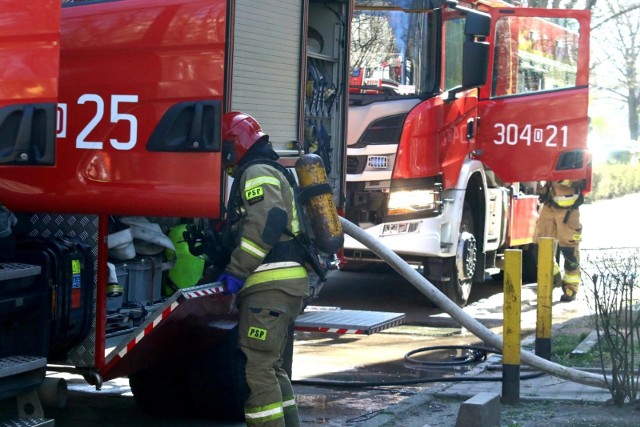 W akcji gaszenia pożaru w Tucholi wzięły udział cztery zastępy strażaków.