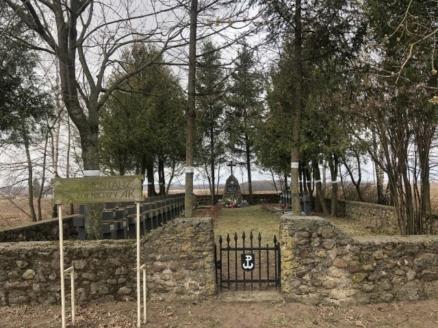 Wojskowy cmentarz w Surkontach to miejsce, gdzie pochówek znalazło 35 żołnierzy Armii Krajowej i ich dowódca podpułkownik Maciej Kalenkiewicz „Kotwicz”