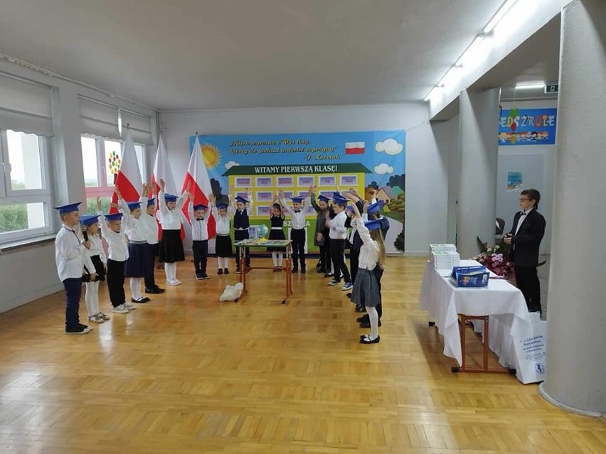 Uroczyste ślubowanie uczniów klas pierwszych Szkoły Podstawowej w Zawierzbiu, w gminie Samborzec