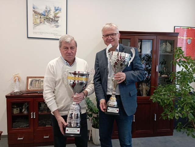 Adam Sokołowski po raz kolejny został mistrzem Polski kibiców sportowych. Jako jeden z pierwszych pogratulował pasjonatowi kolejnego triumfu burmistrz Kluczborka Jarosław Kielar.