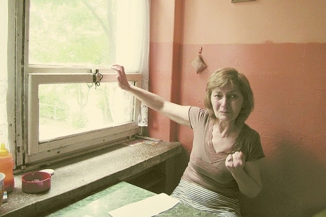 &#8211; Te okna nawet porządnie nie domykają się &#8211; mówi Danuta Wiśniewska. &#8211; Boję się myśleć, co będzie zimą. Zamarzniemy w tym mieszkaniu.