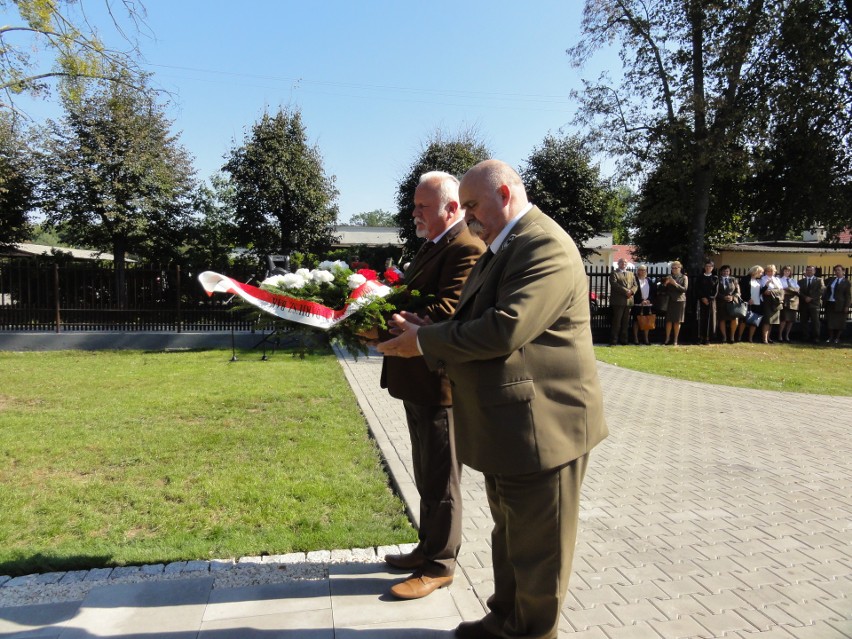 Nadleśnictwo Zwoleń zorganizowało uroczystości z okazji 100-lecia odzyskania niepodległości. Odsłonięto pamiątkowy obelisk i posadzono dąb